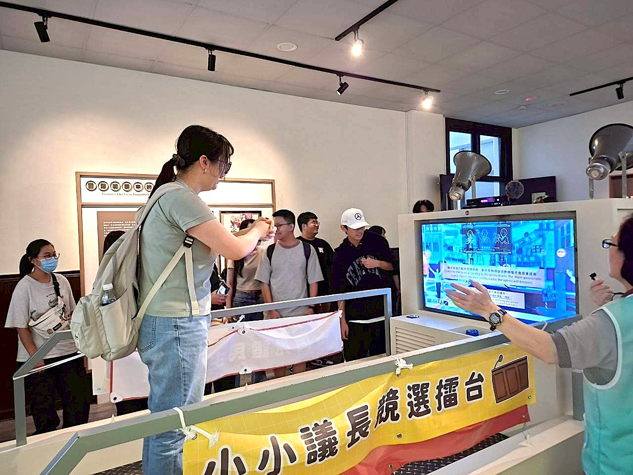 競選擂臺展間體驗選舉戰車