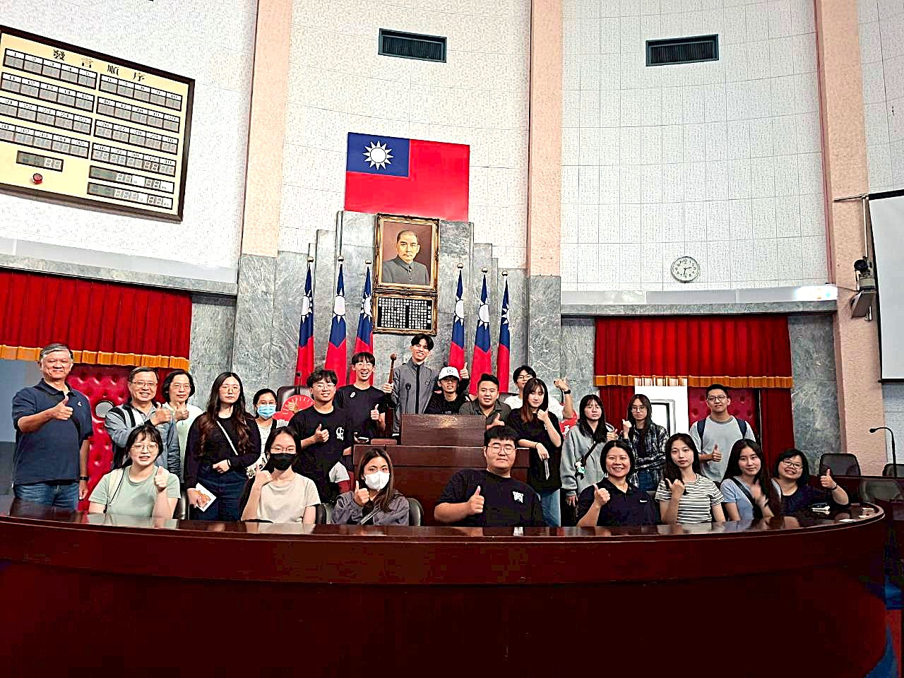 議事堂主席台前留影