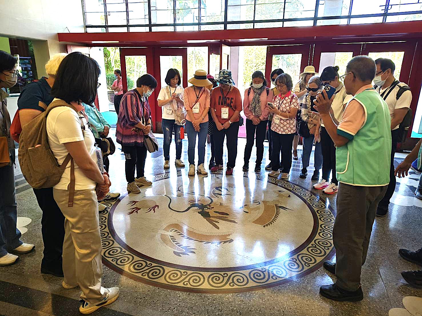 介紹大廳地板龍紋圖飾之設計