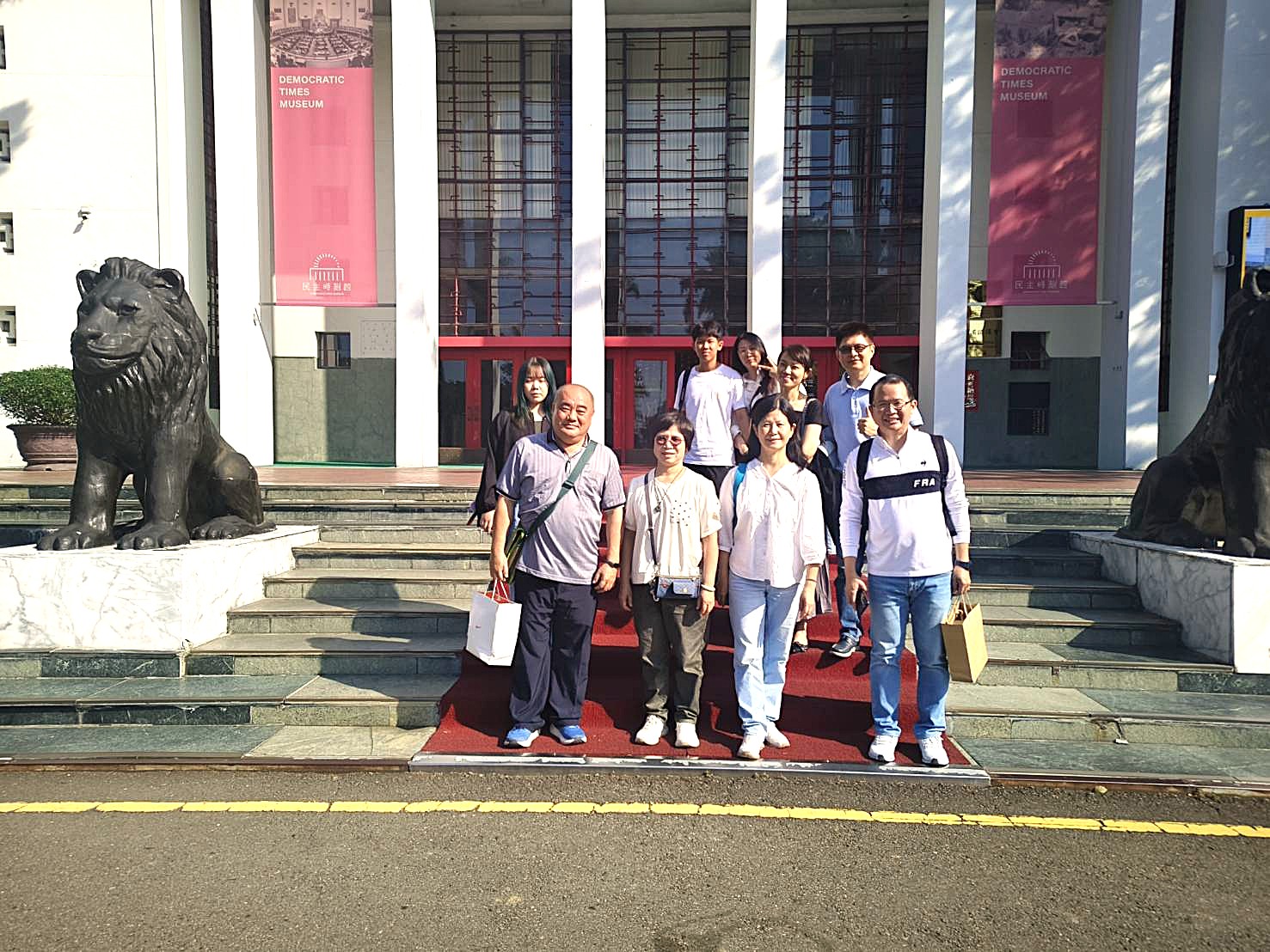 民主時刻館前合照