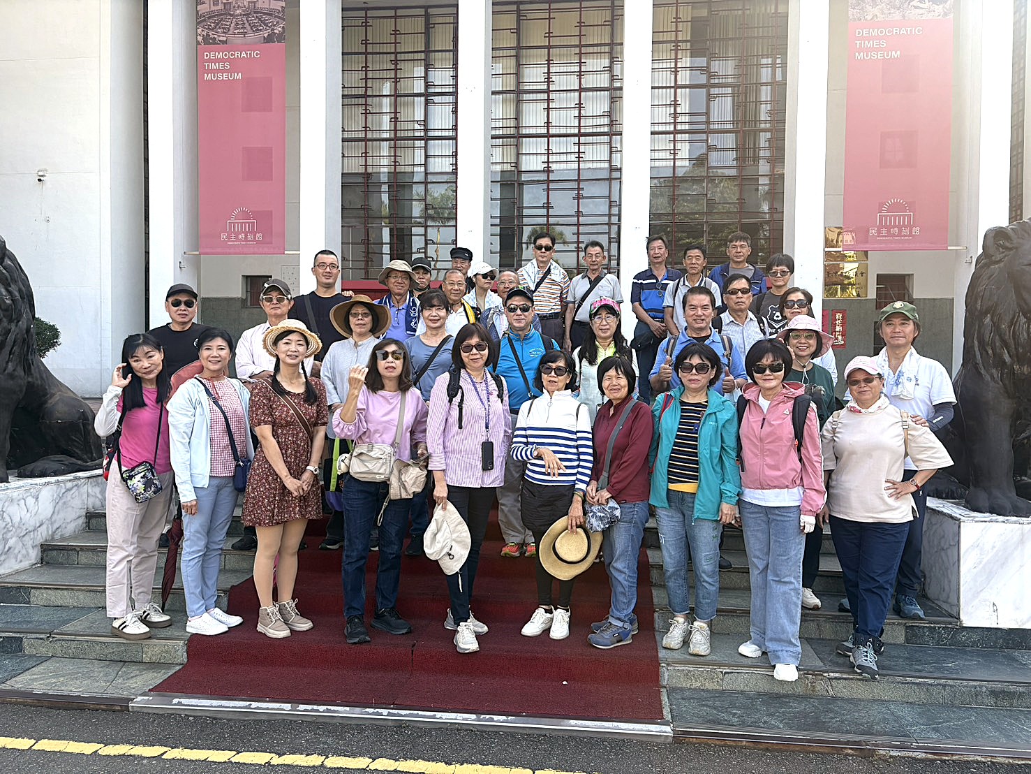 民主時刻館前合照
