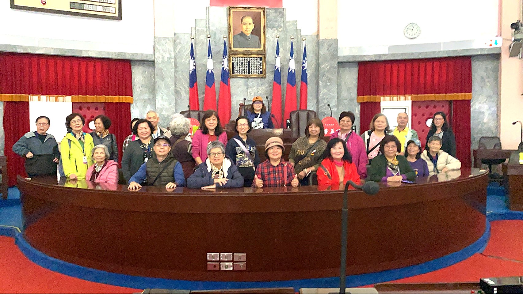 議事堂主席台前留影