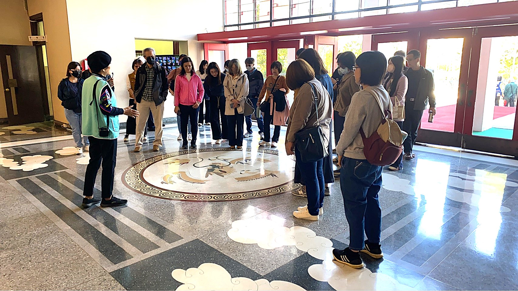 介紹大廳地板龍紋圖飾之設計