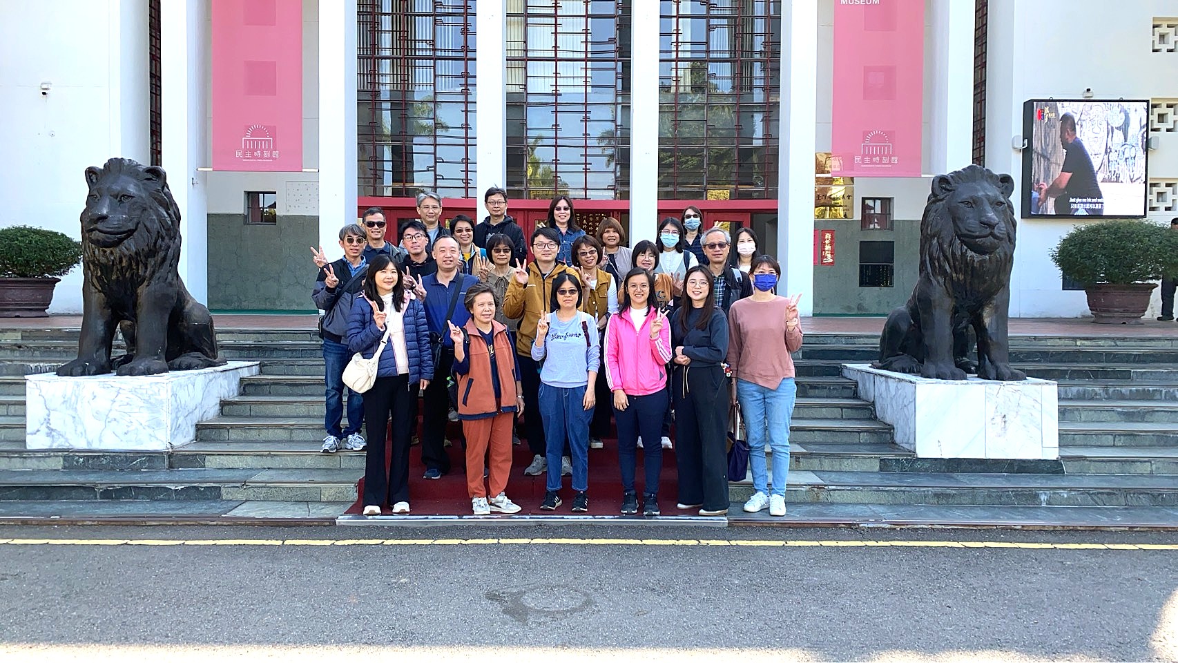 民主時刻館前合照