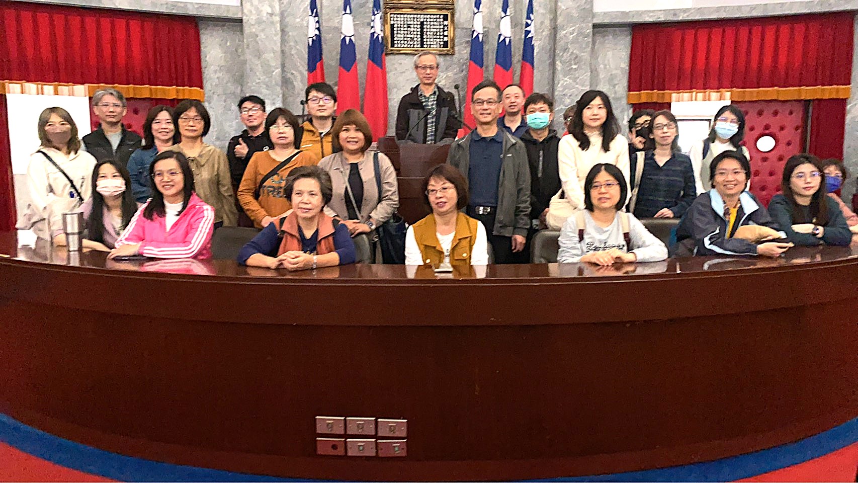 議事堂主席台前留影