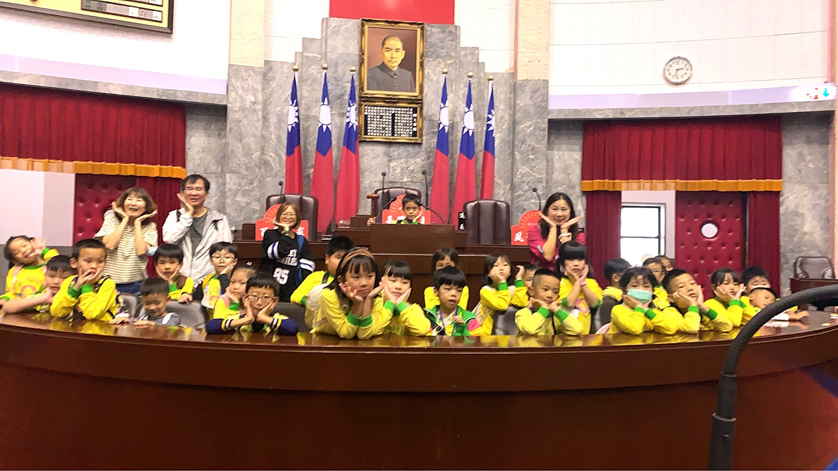 議事堂主席台前留影