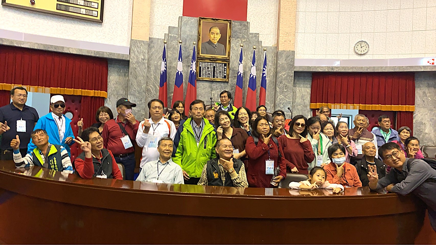 議事堂主席台前留影