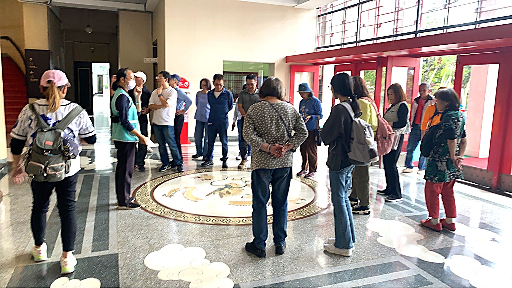 介紹大廳地板龍紋圖飾之設計