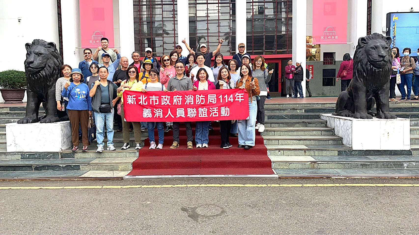 民主時刻館前合照