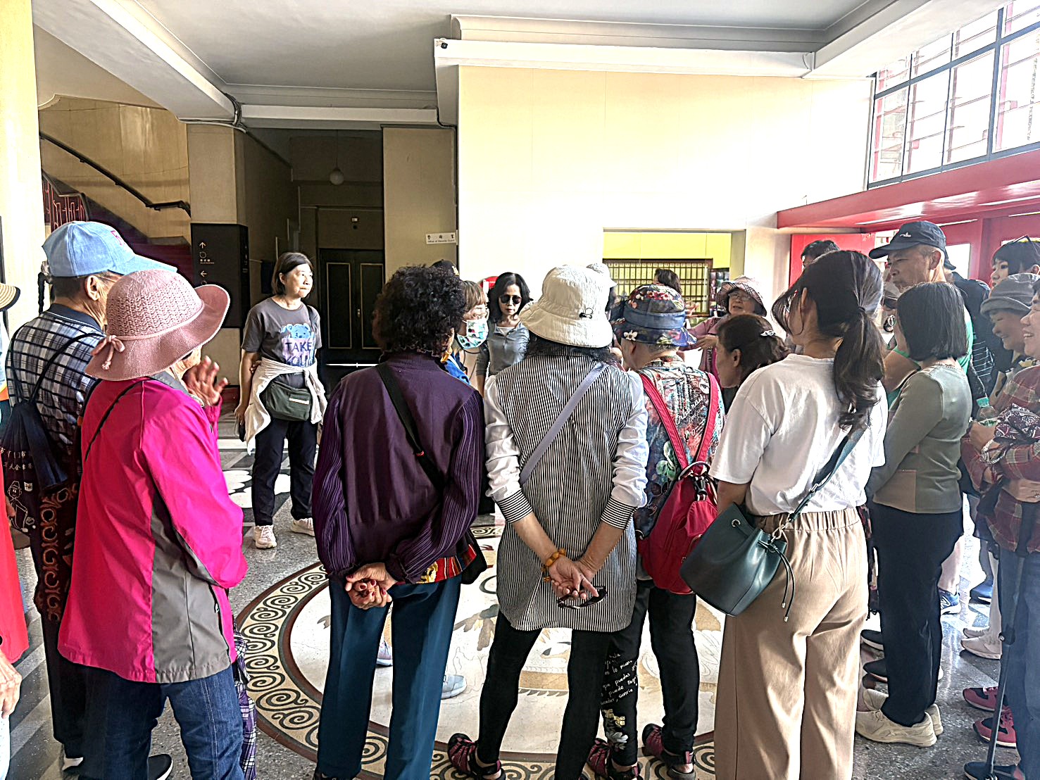 介紹大廳地板龍紋圖飾之設計