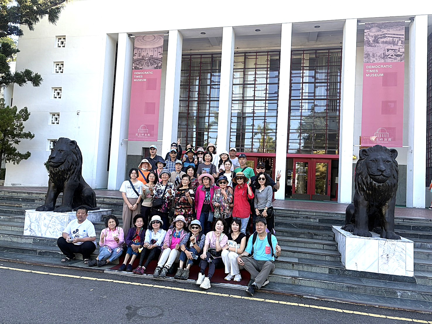 民主時刻館前合照