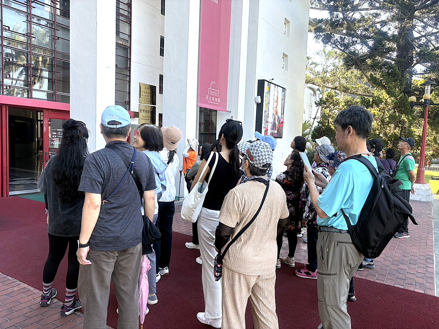 欣賞大門上面紅色鐵窗花