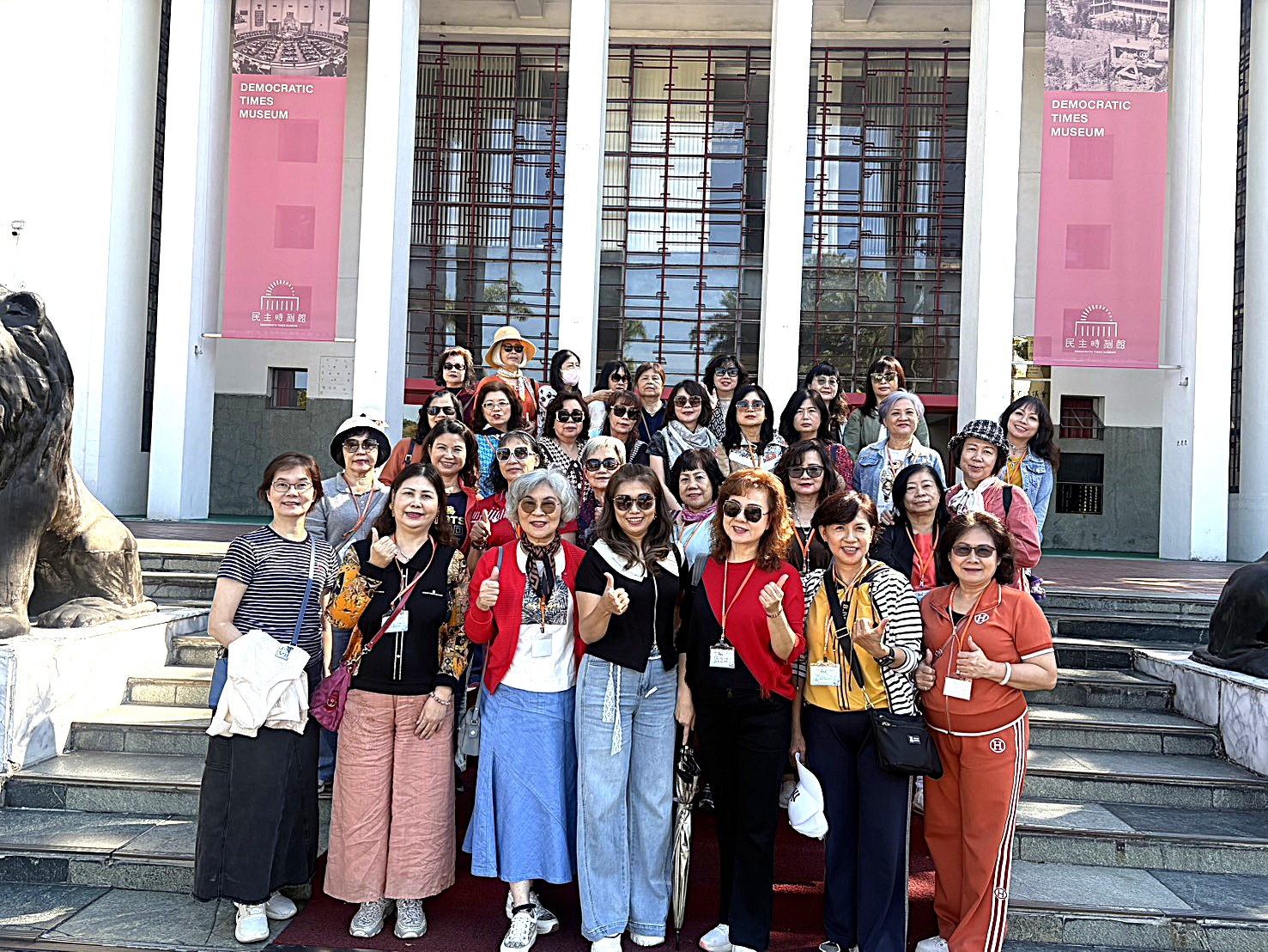 民主時刻館前合照