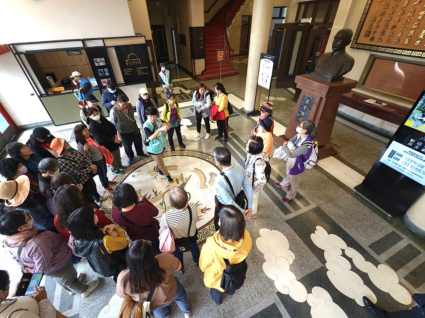 介紹大廳地板龍紋圖飾之設計