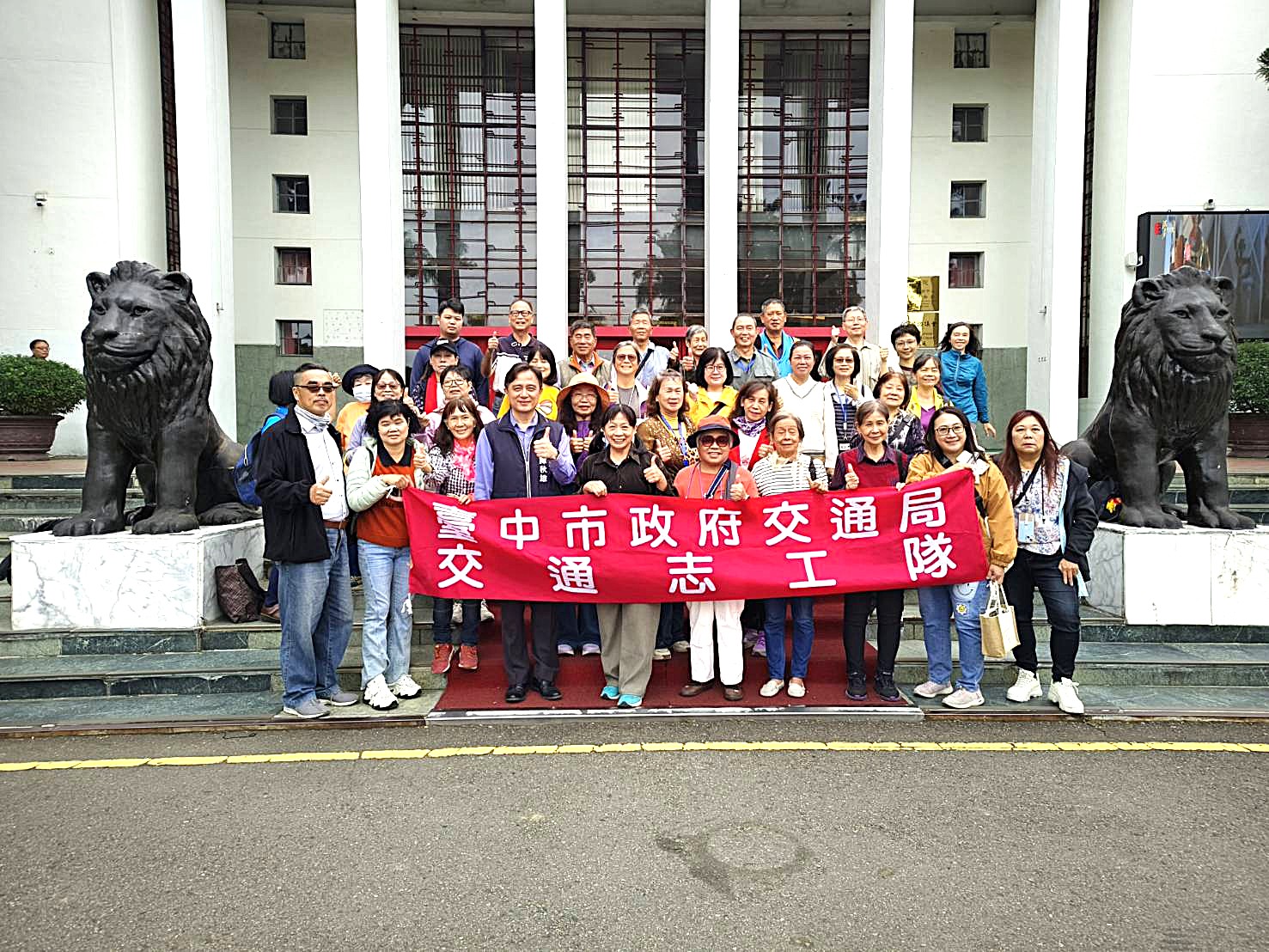 民主時刻館前合照