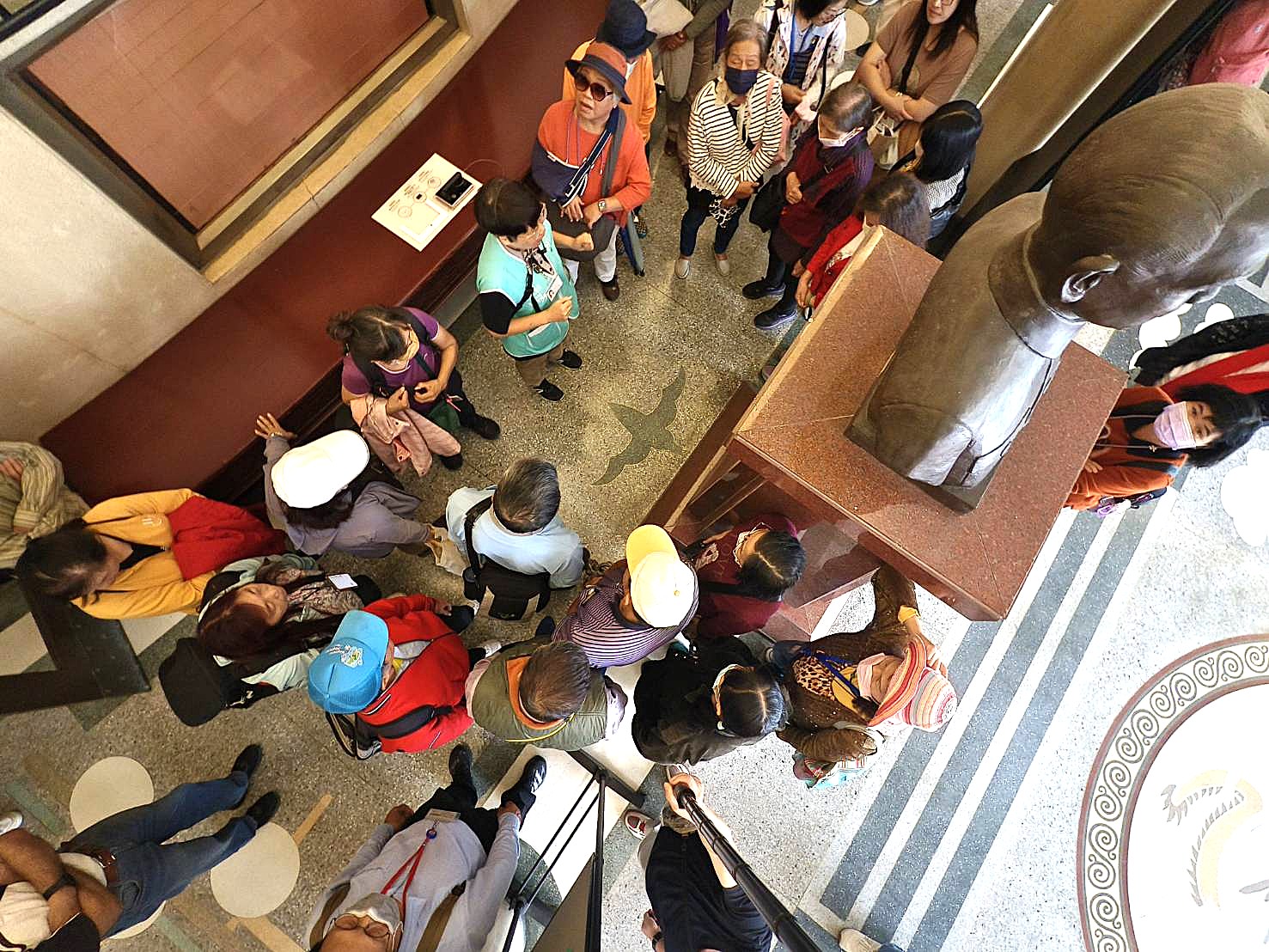 聆聽穿堂地板五蝠(福)臨門之設計