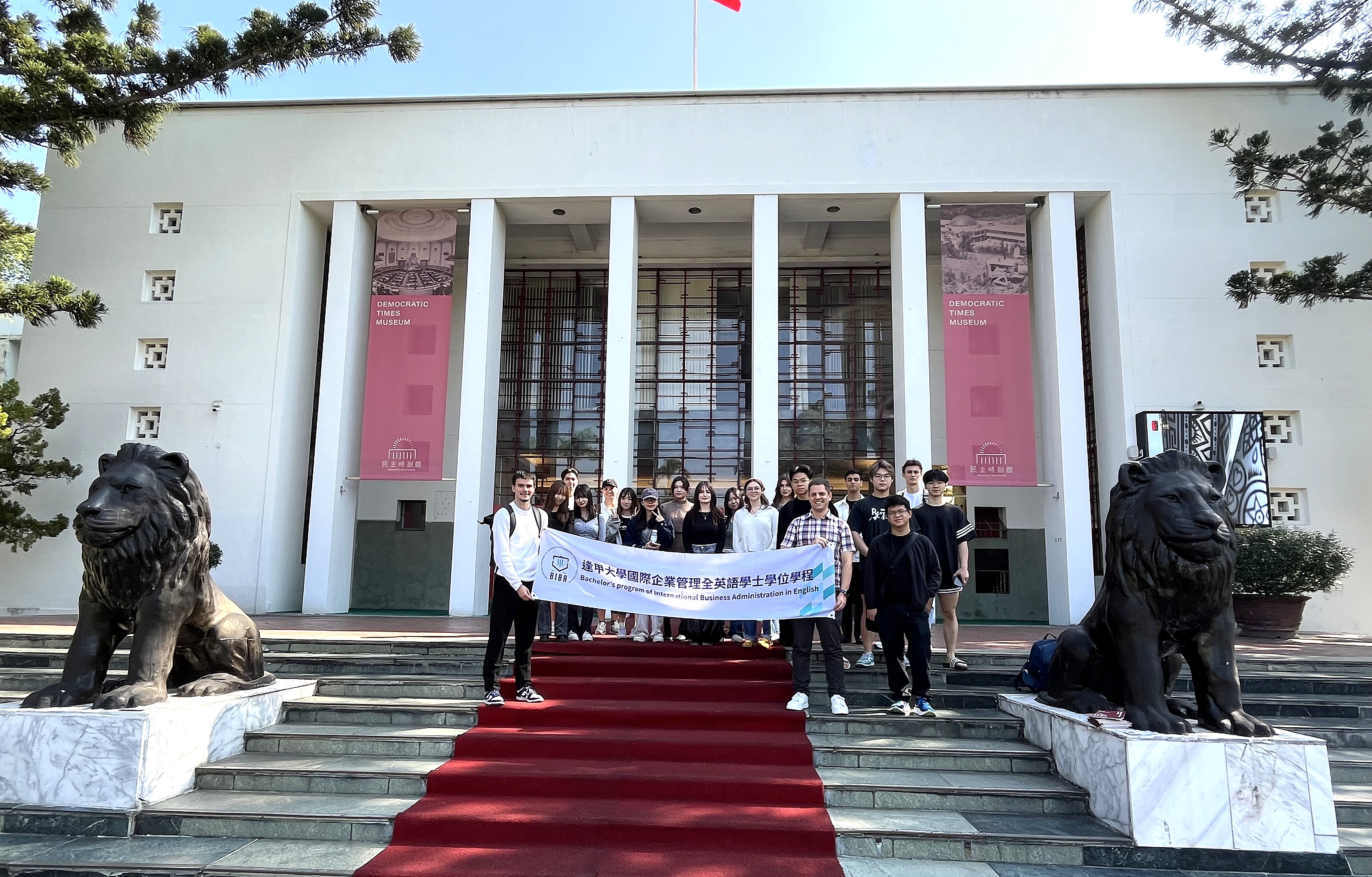 民主時刻館前合照