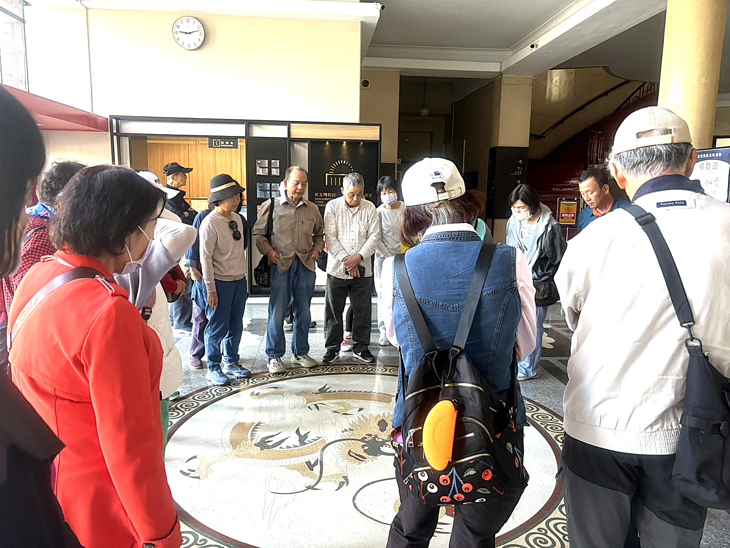 介紹大廳地板龍紋圖飾之設計