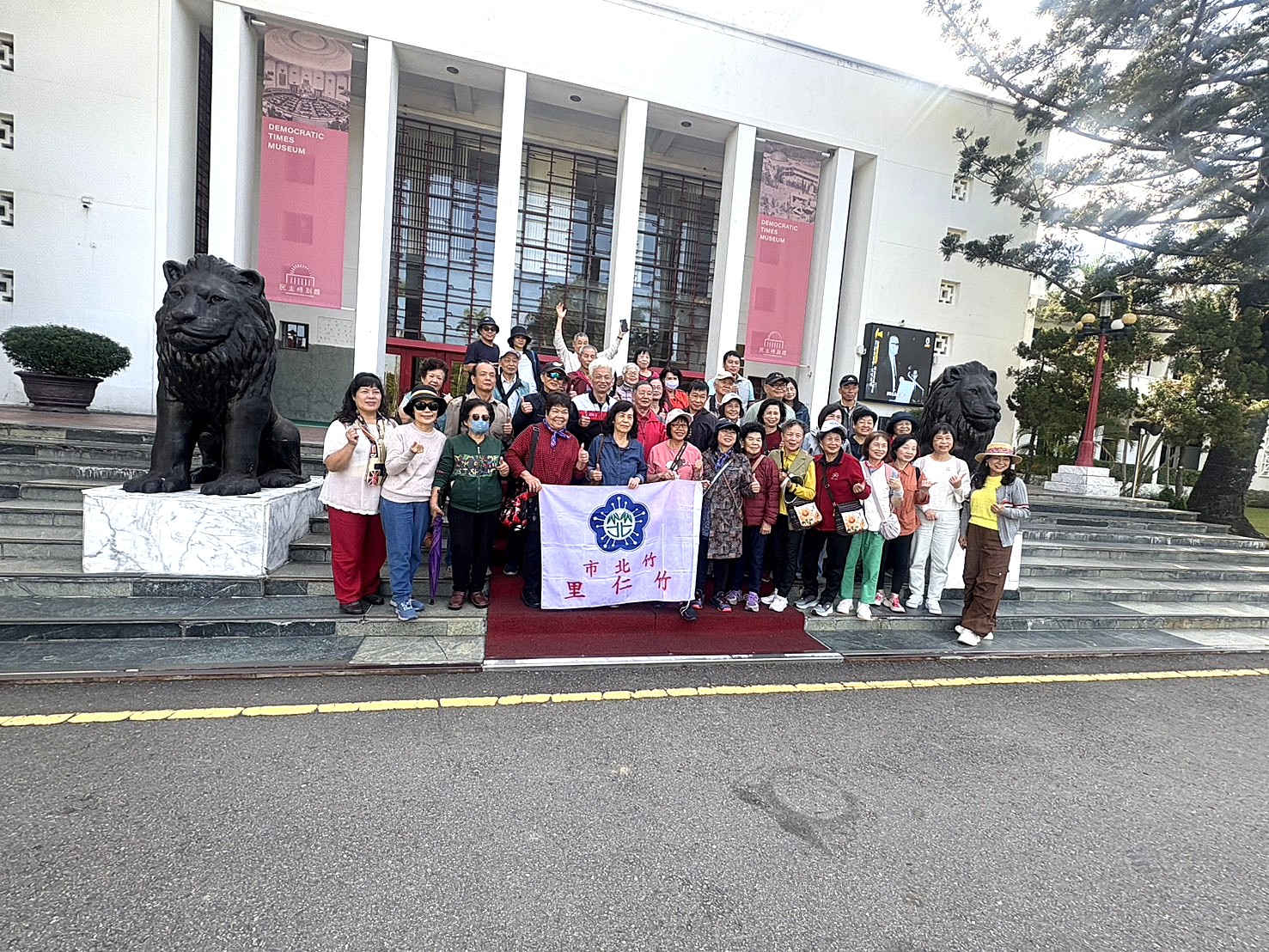 民主時刻館前合照
