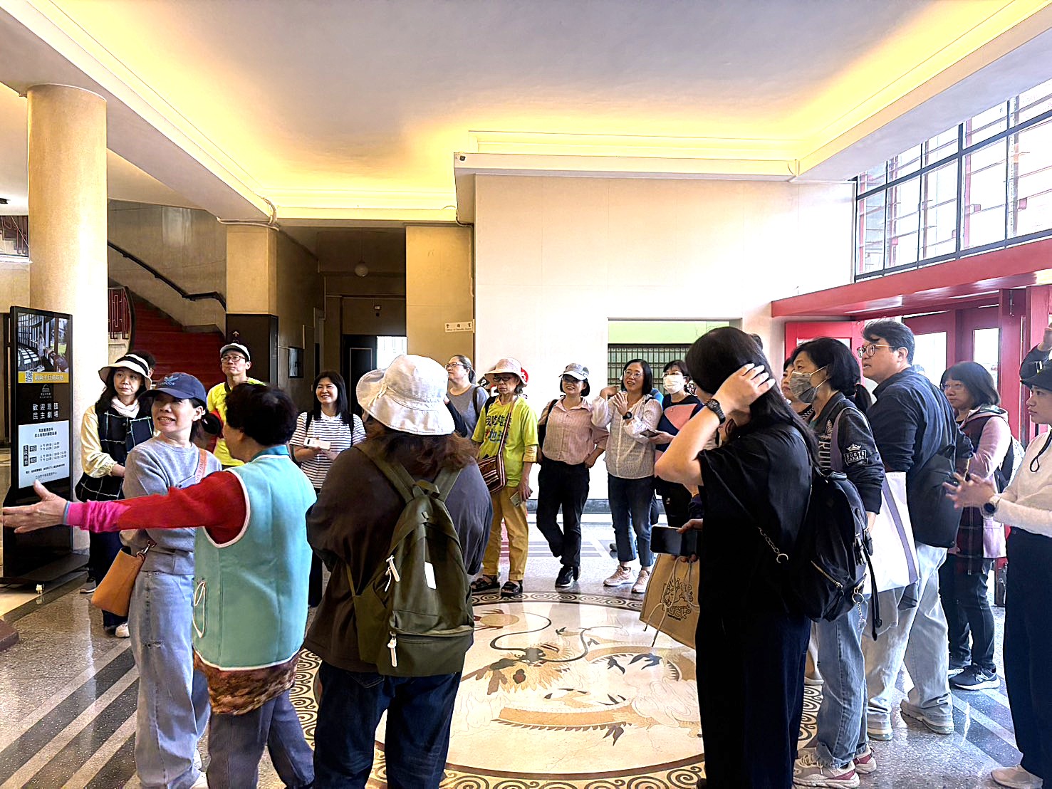 介紹大廳地板龍紋圖飾之設計