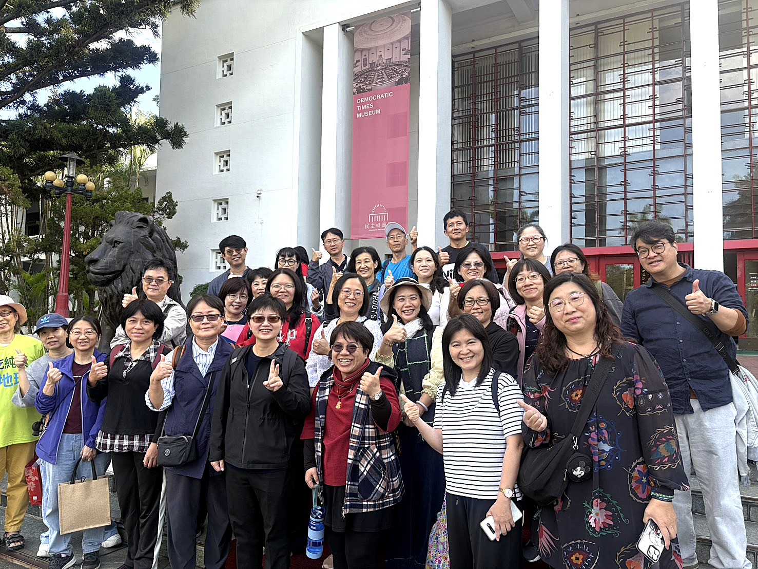 民主時刻館前合照