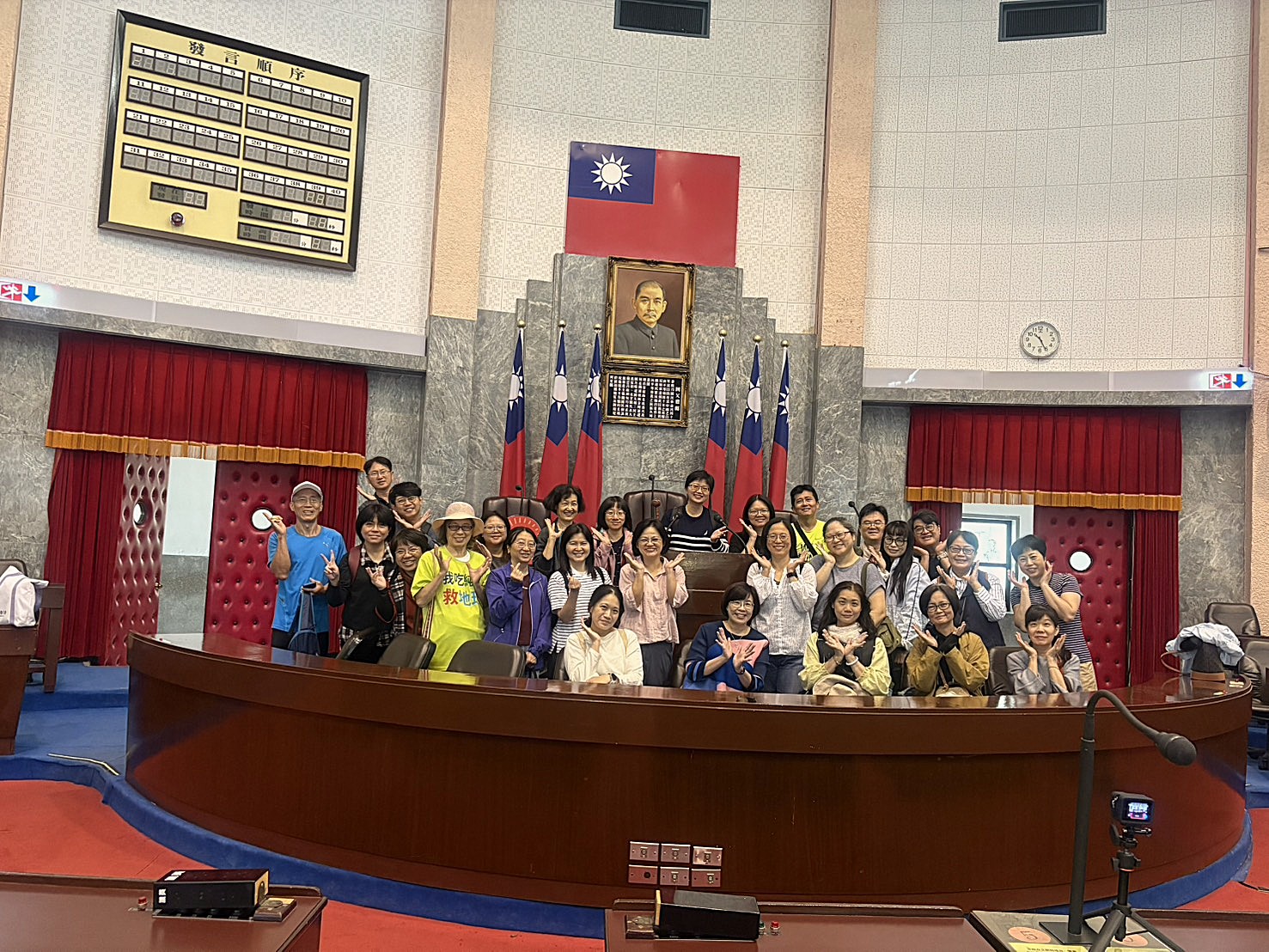 議事堂主席台前留影