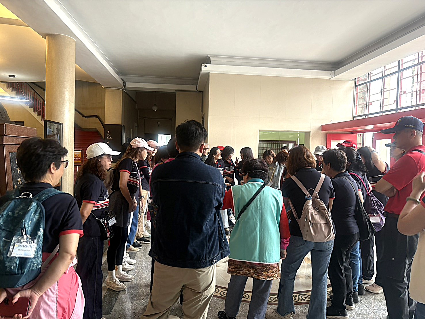 介紹大廳地板龍紋圖飾之設計