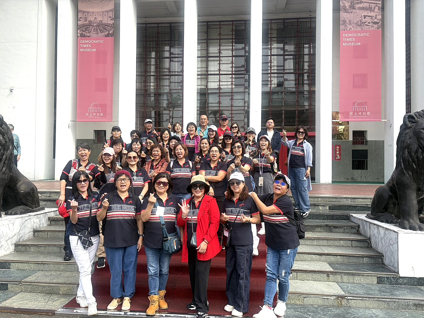 民主時刻館前合照