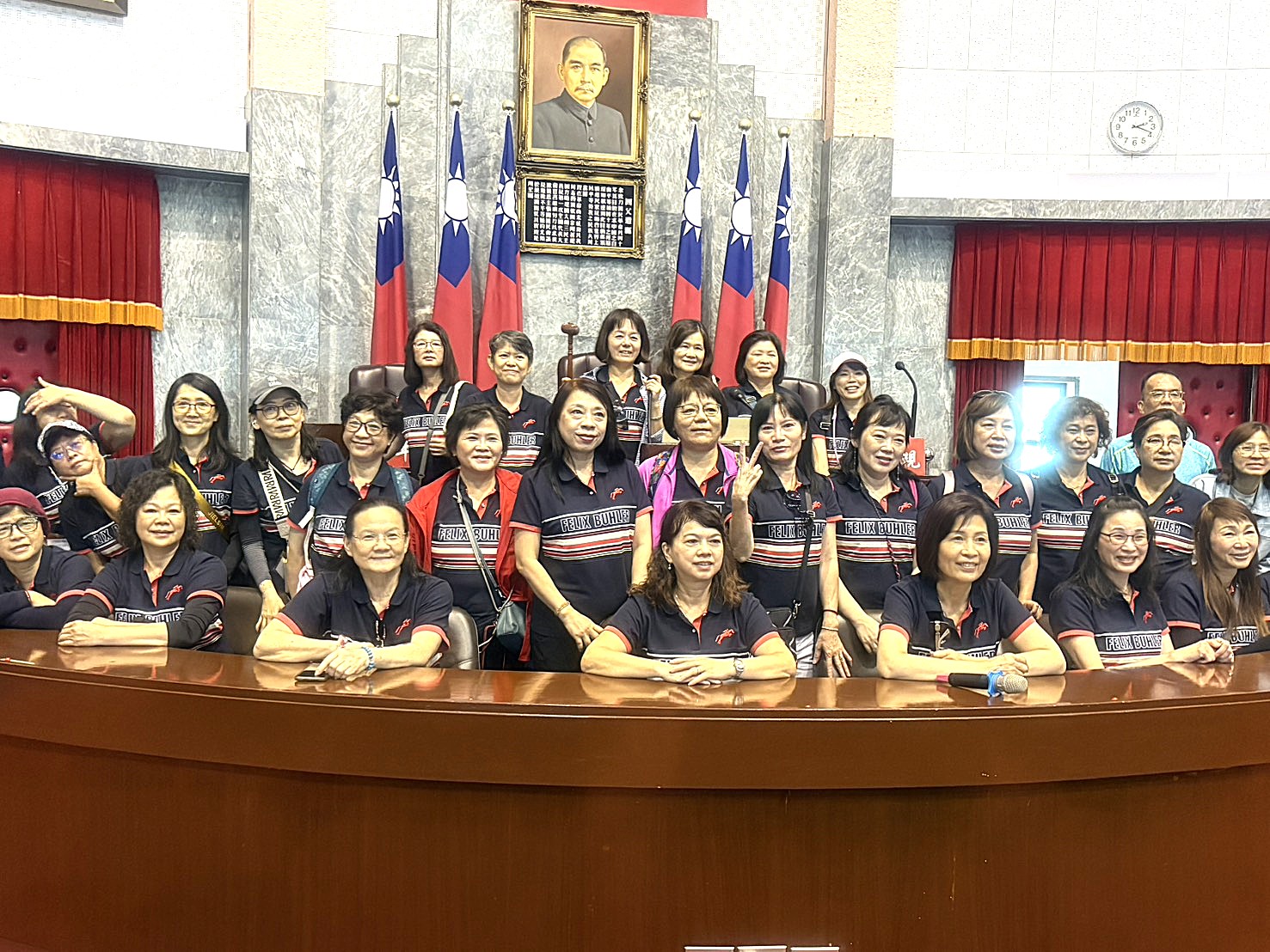 議事堂主席台前留影