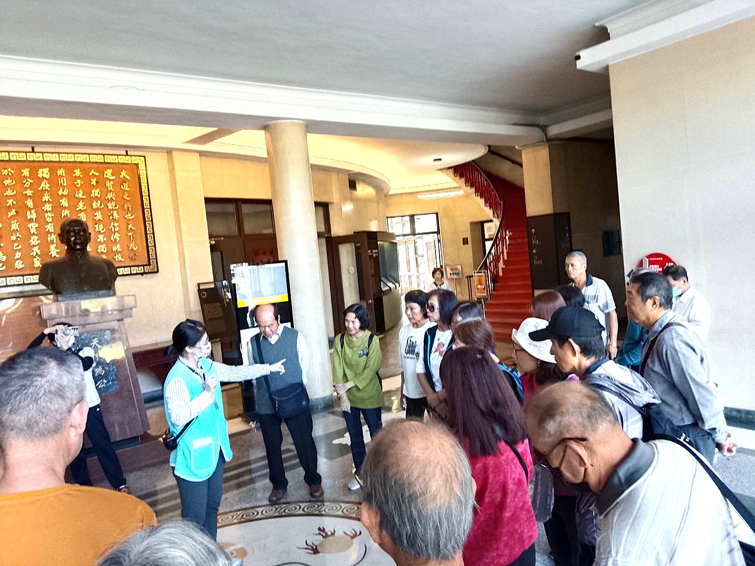 介紹大廳地板龍紋圖飾之設計