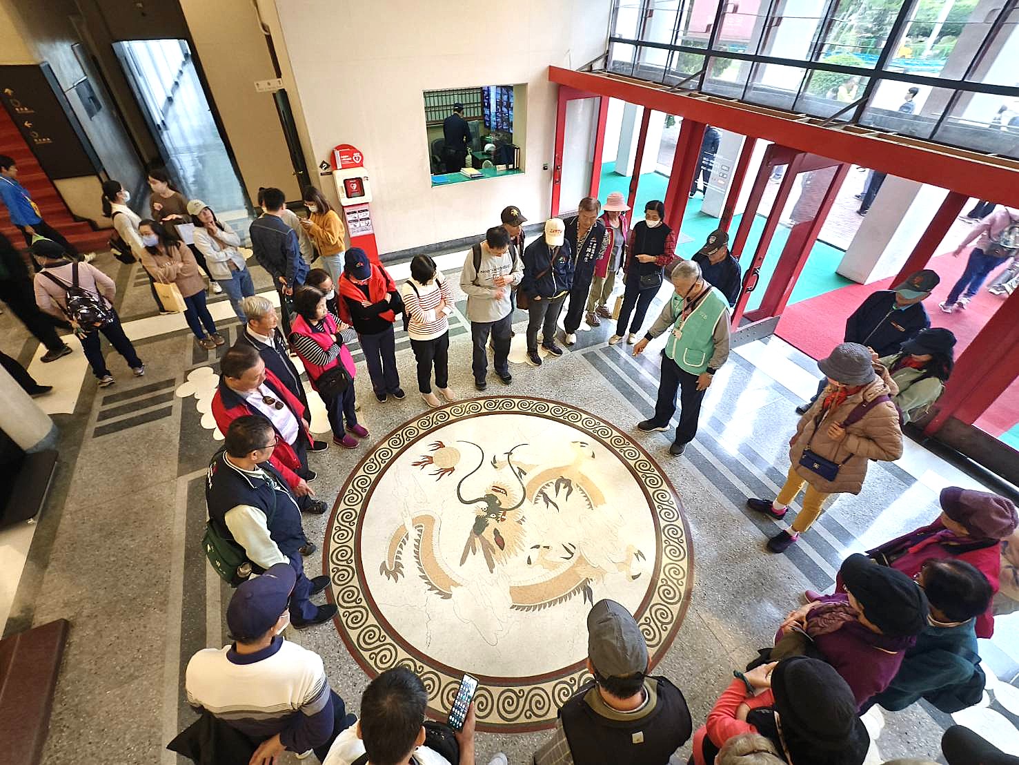 介紹大廳地板龍紋圖飾之設計