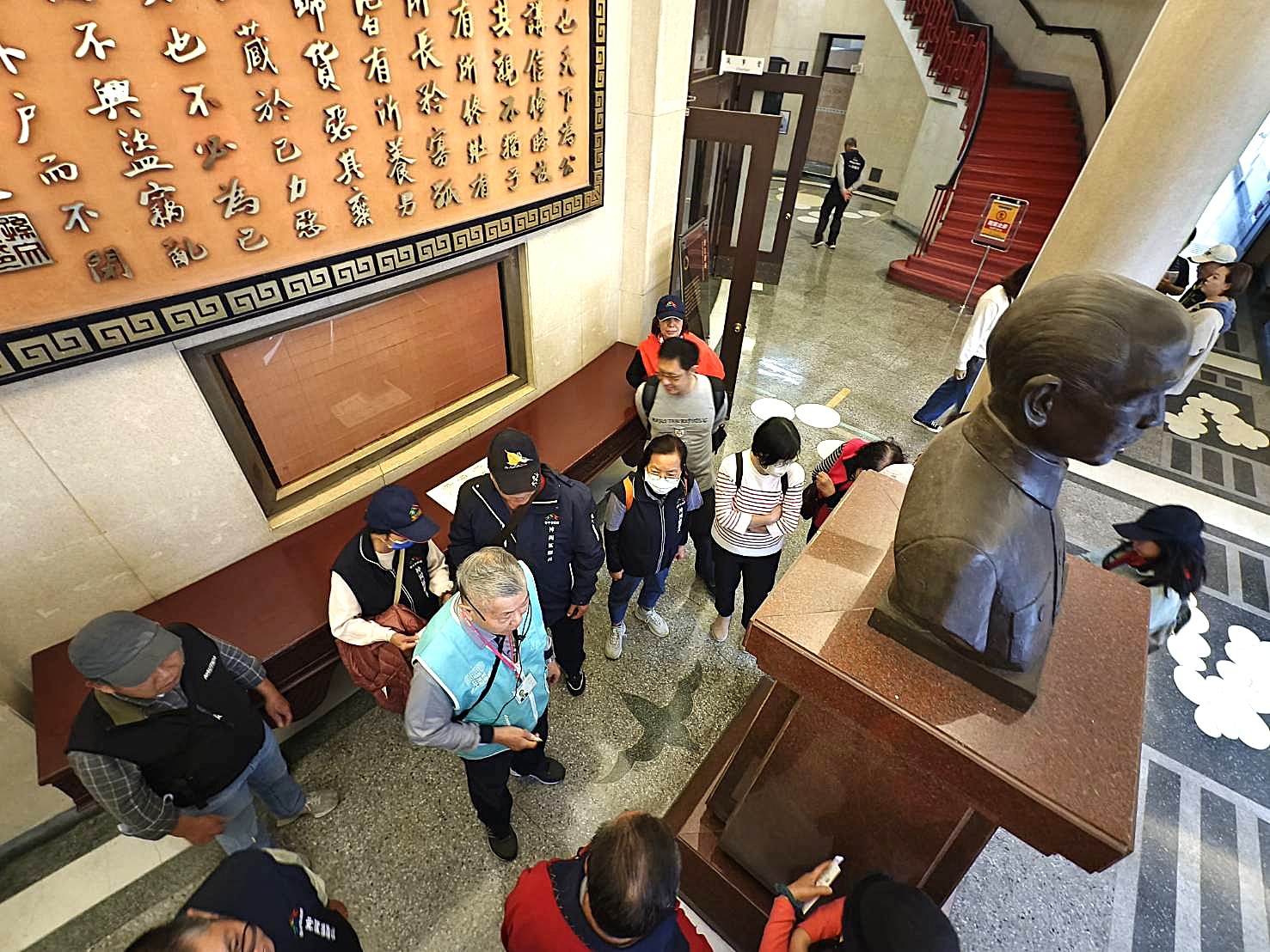 聆聽穿堂地板五蝠(福)臨門之設計