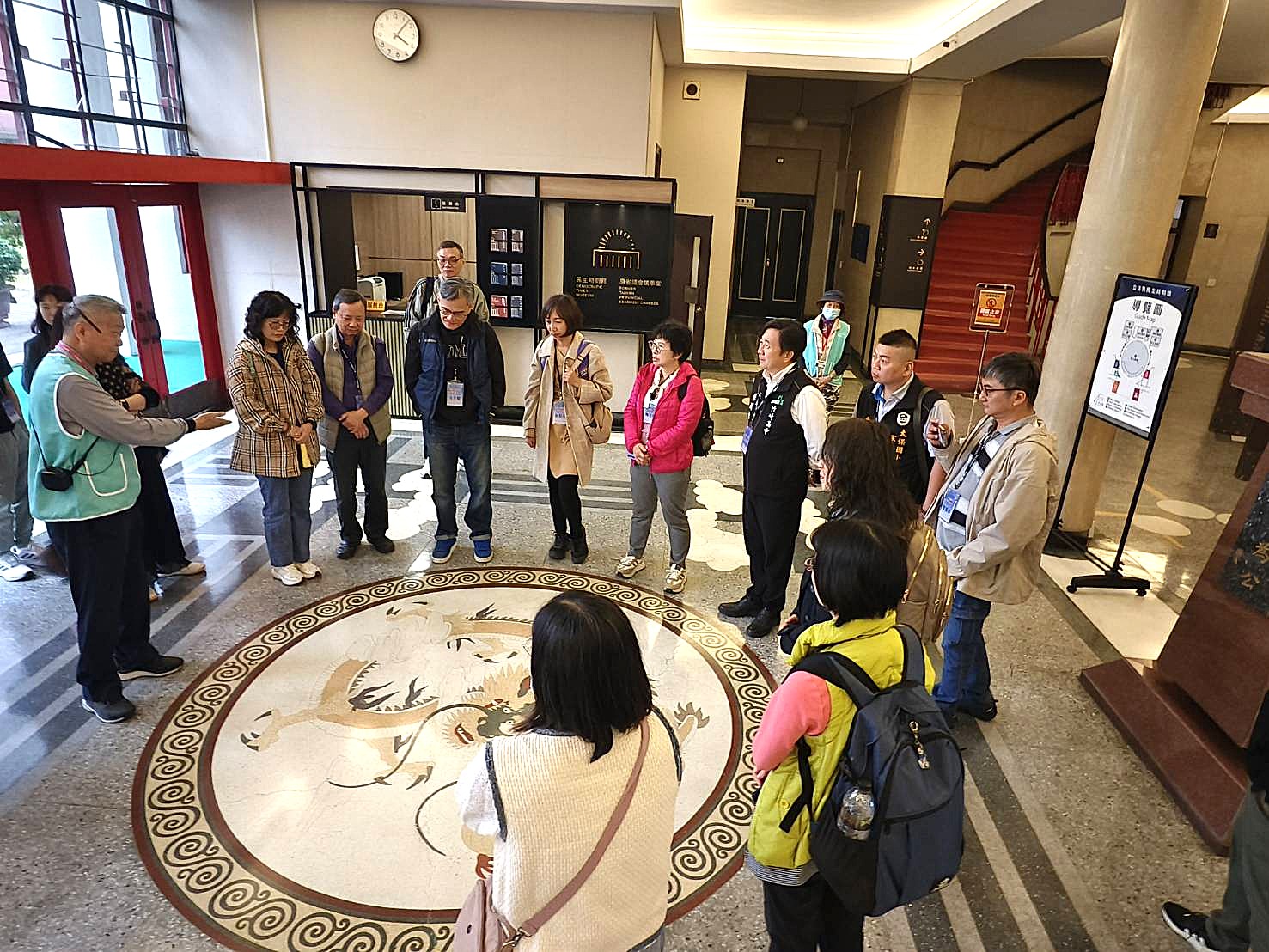 介紹大廳地板龍紋圖飾之設計