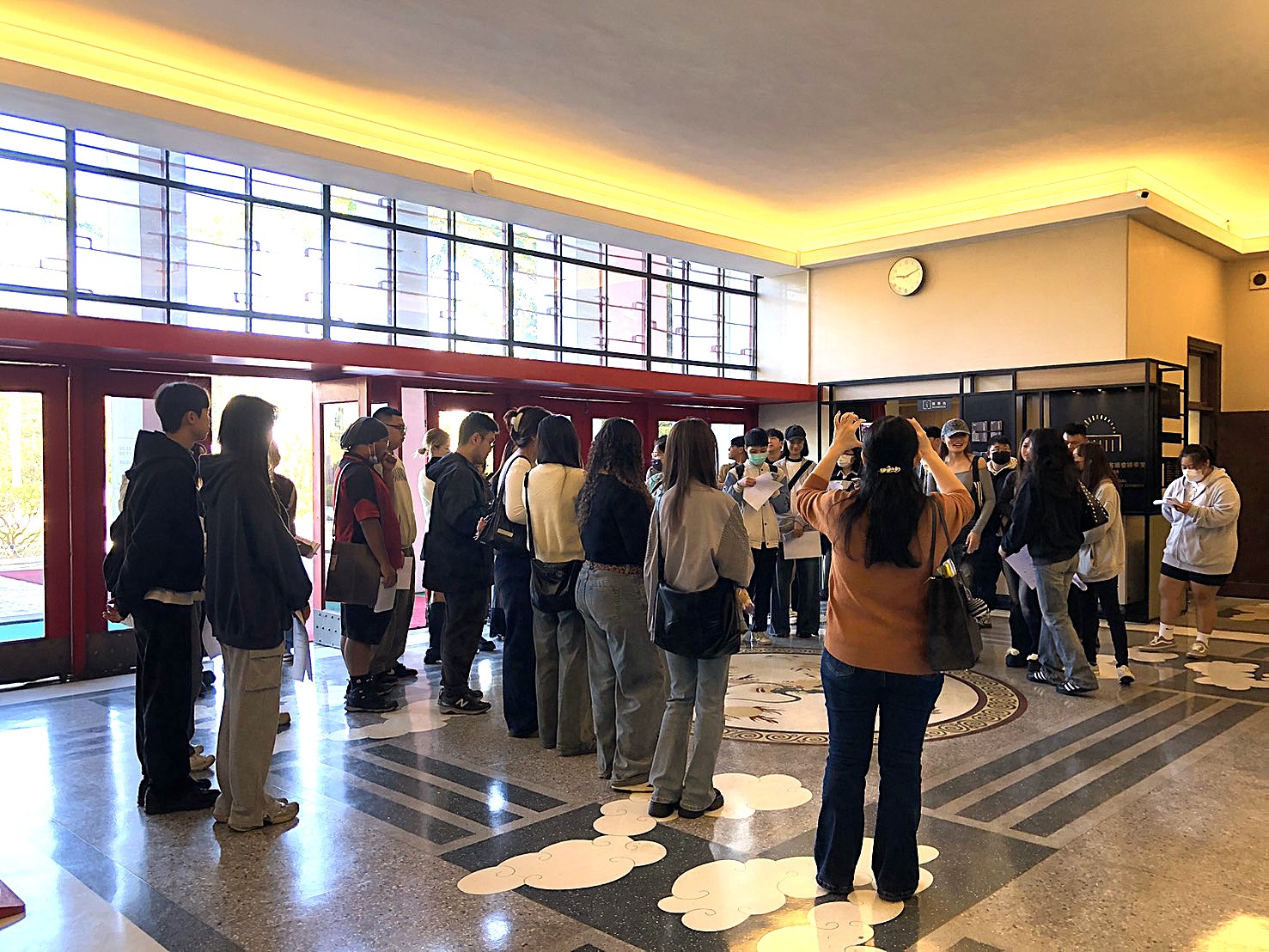 介紹大廳地板龍紋圖飾之設計