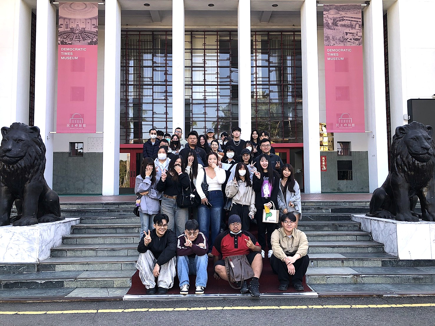 民主時刻館前合照