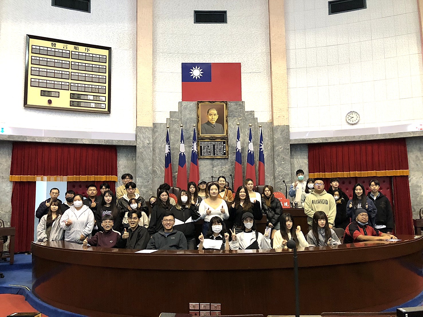 議事堂主席台前留影