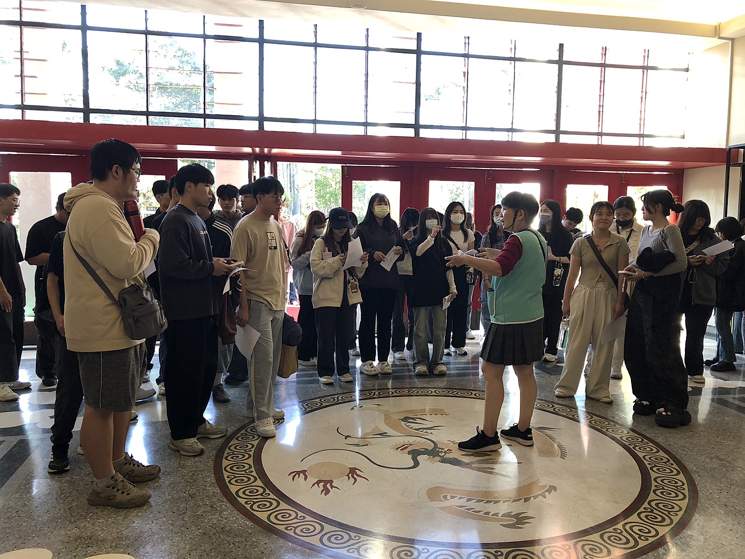 介紹大廳地板龍紋圖飾之設計