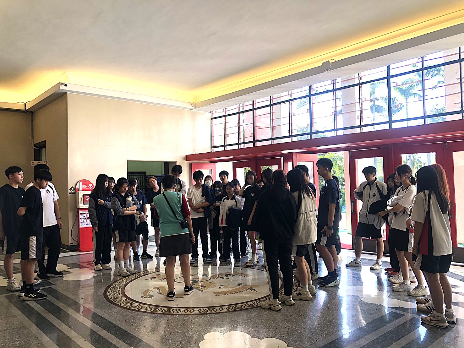 介紹大廳地板龍紋圖飾之設計