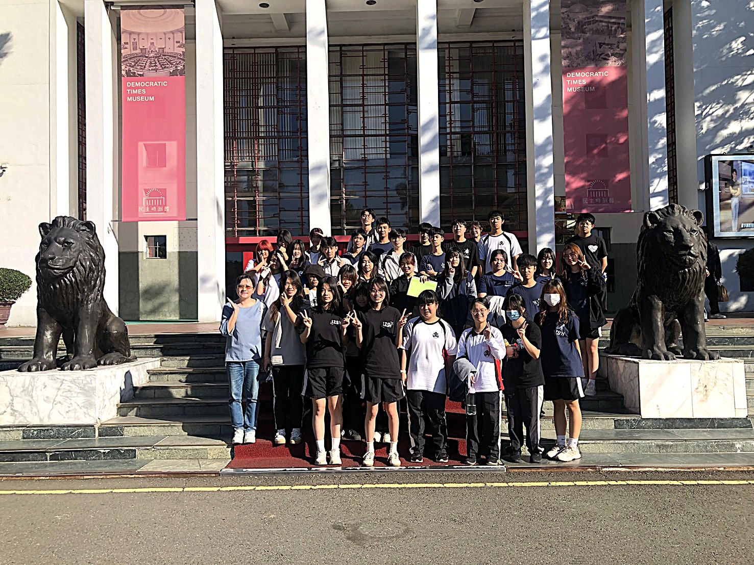 民主時刻館前合照