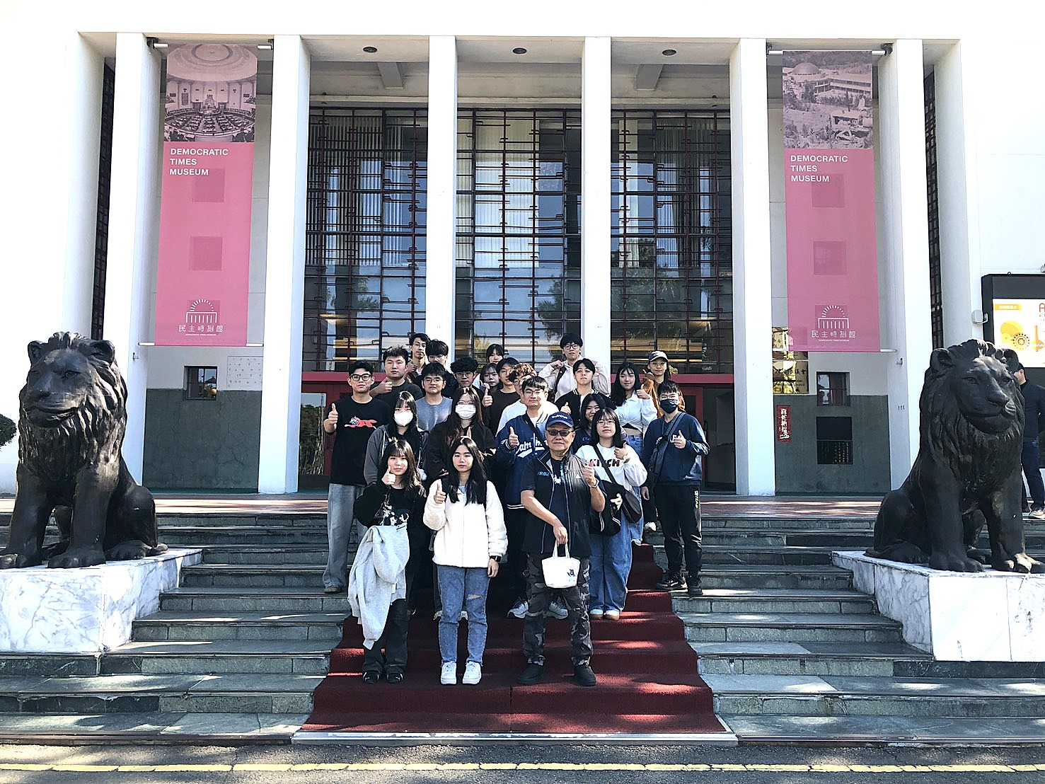 民主時刻館前合照