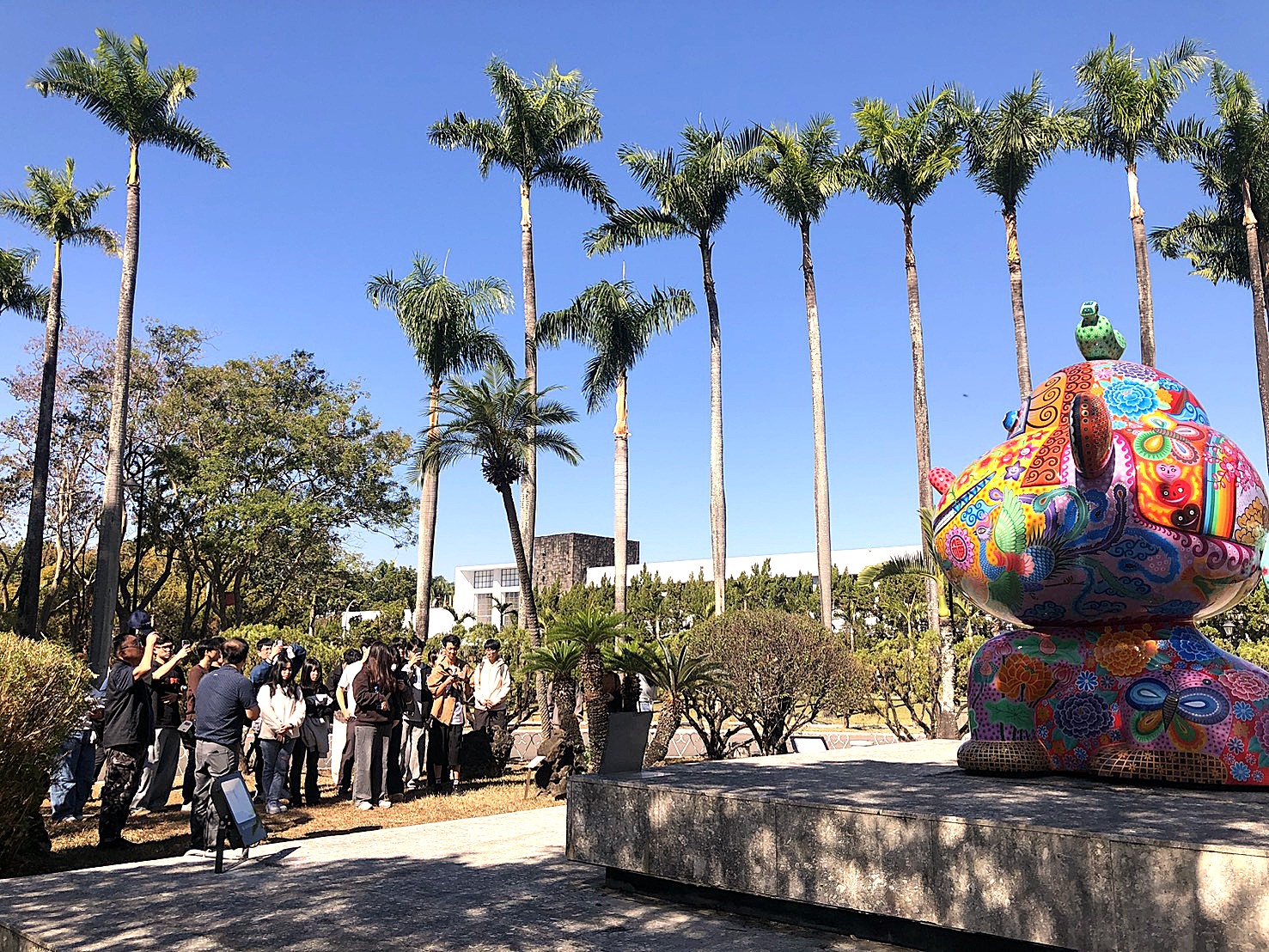 欣賞民主時刻館前圓環內的 猴交心裝置藝術(洪易藝術家)