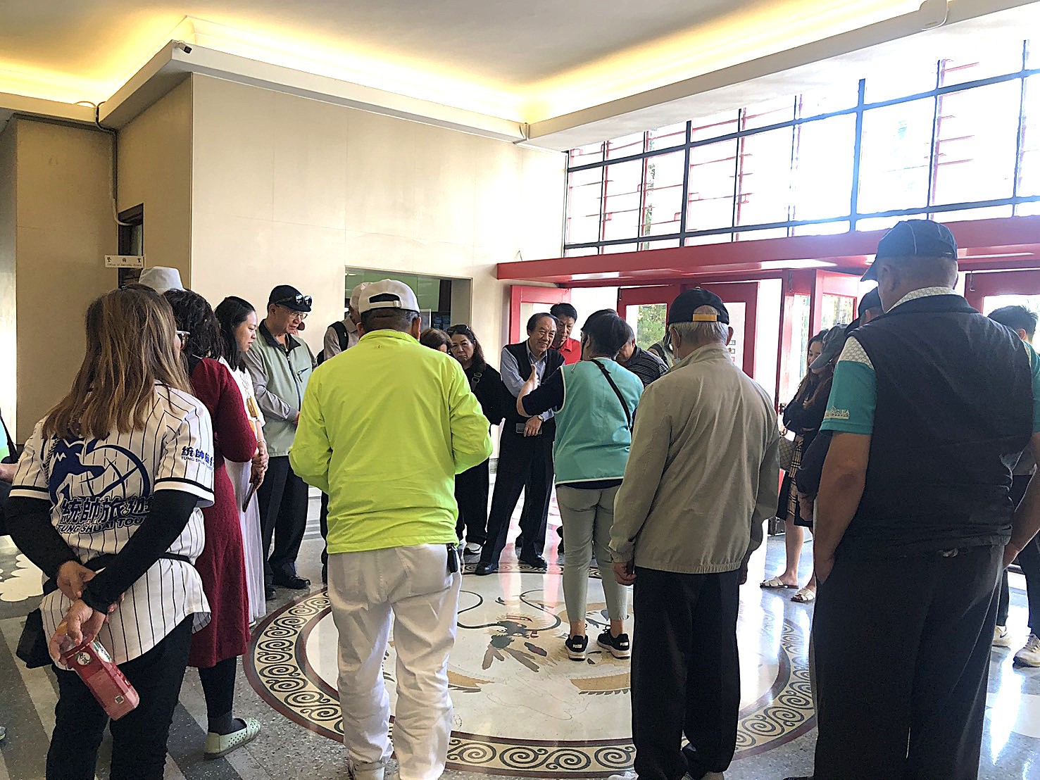 介紹大廳地板龍紋圖飾之設計