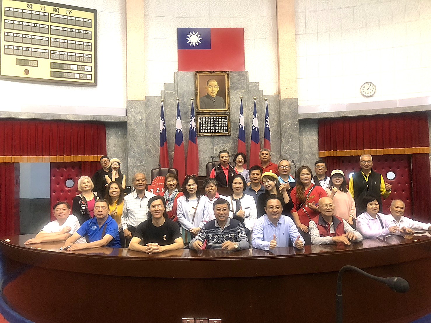 議事堂主席台前留影