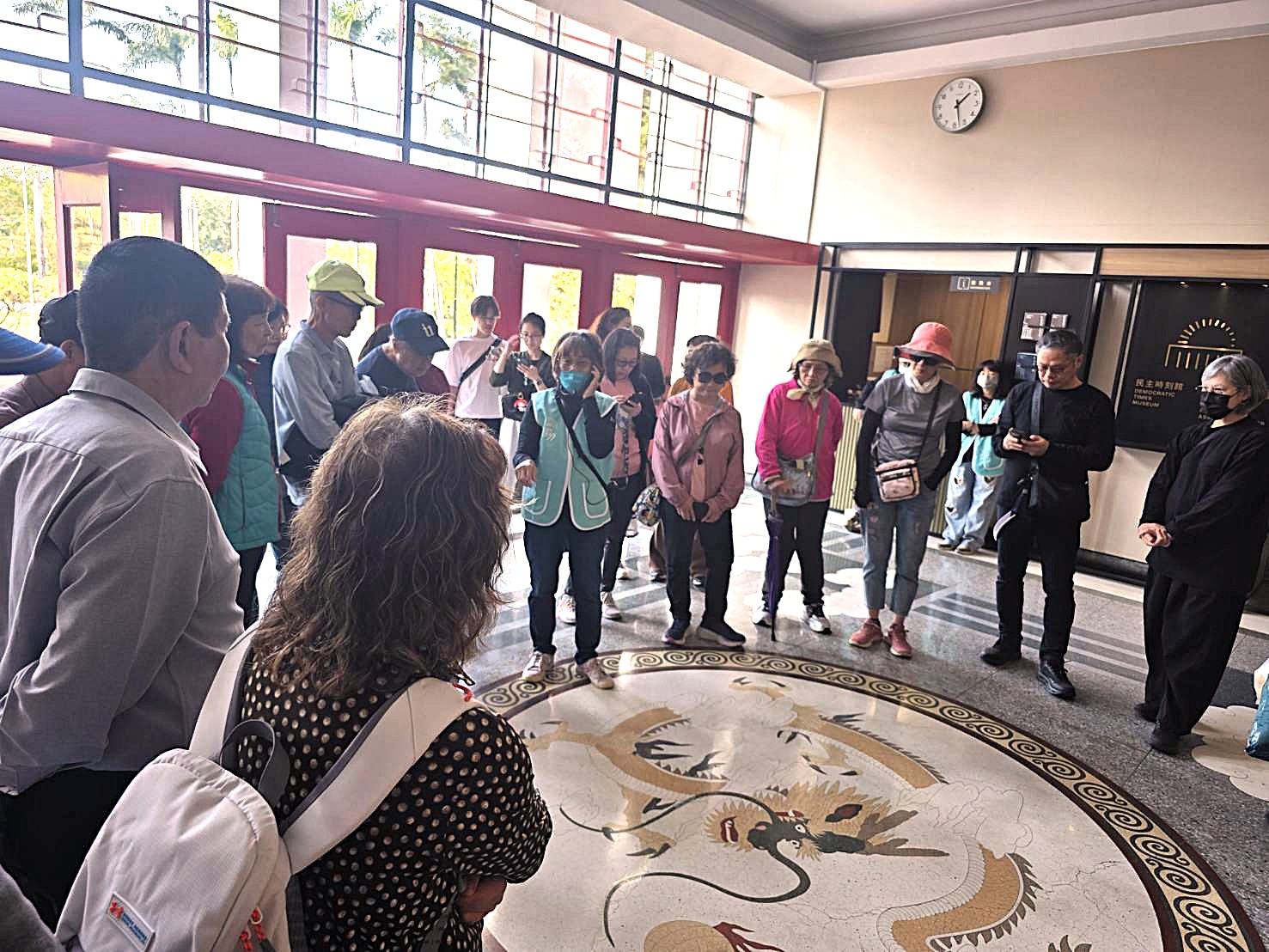 介紹大廳地板龍紋圖飾之設計