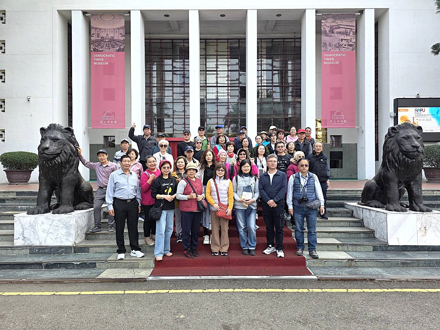 民主時刻館前合照