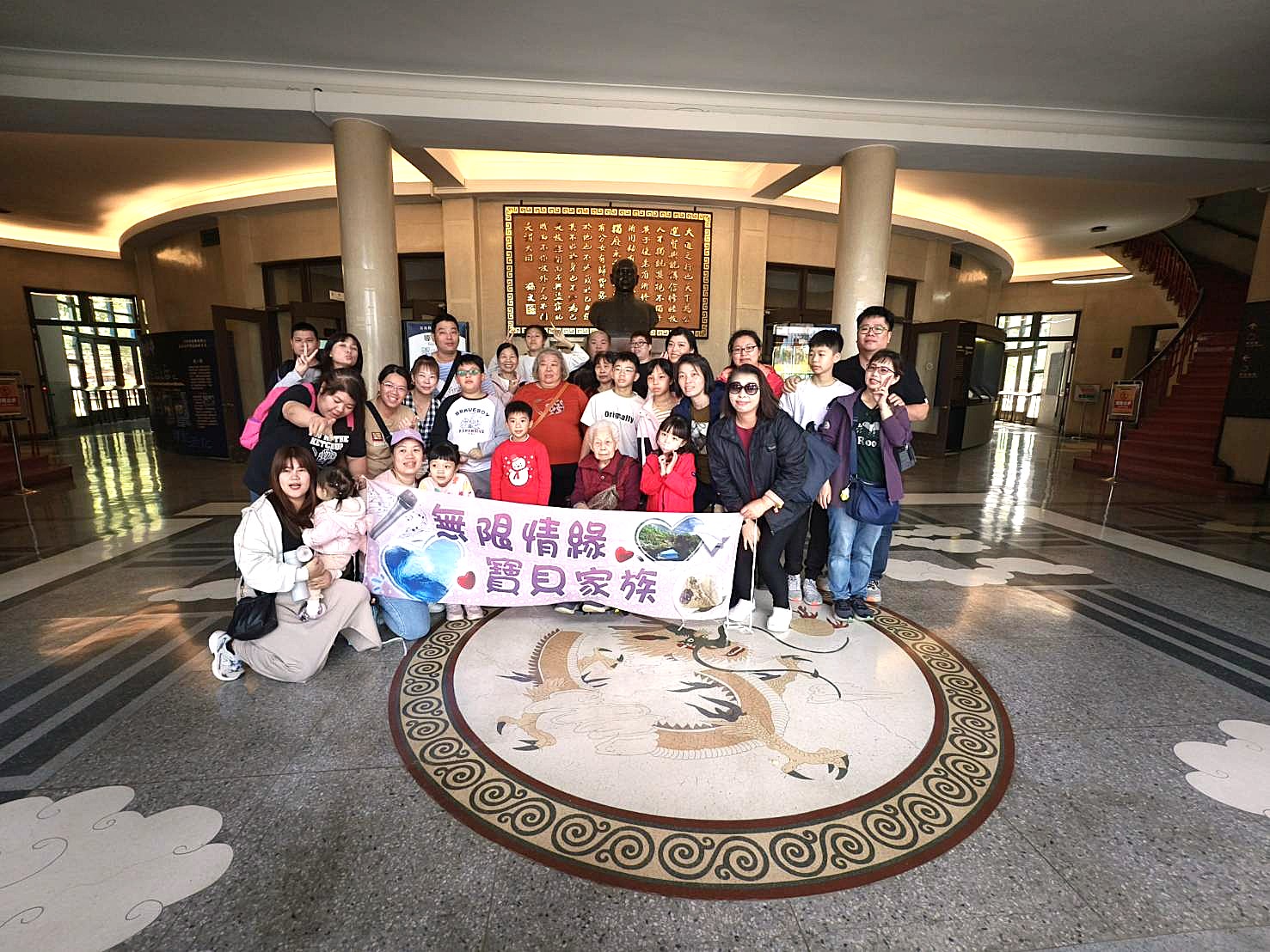 民主時刻館內大廳合照