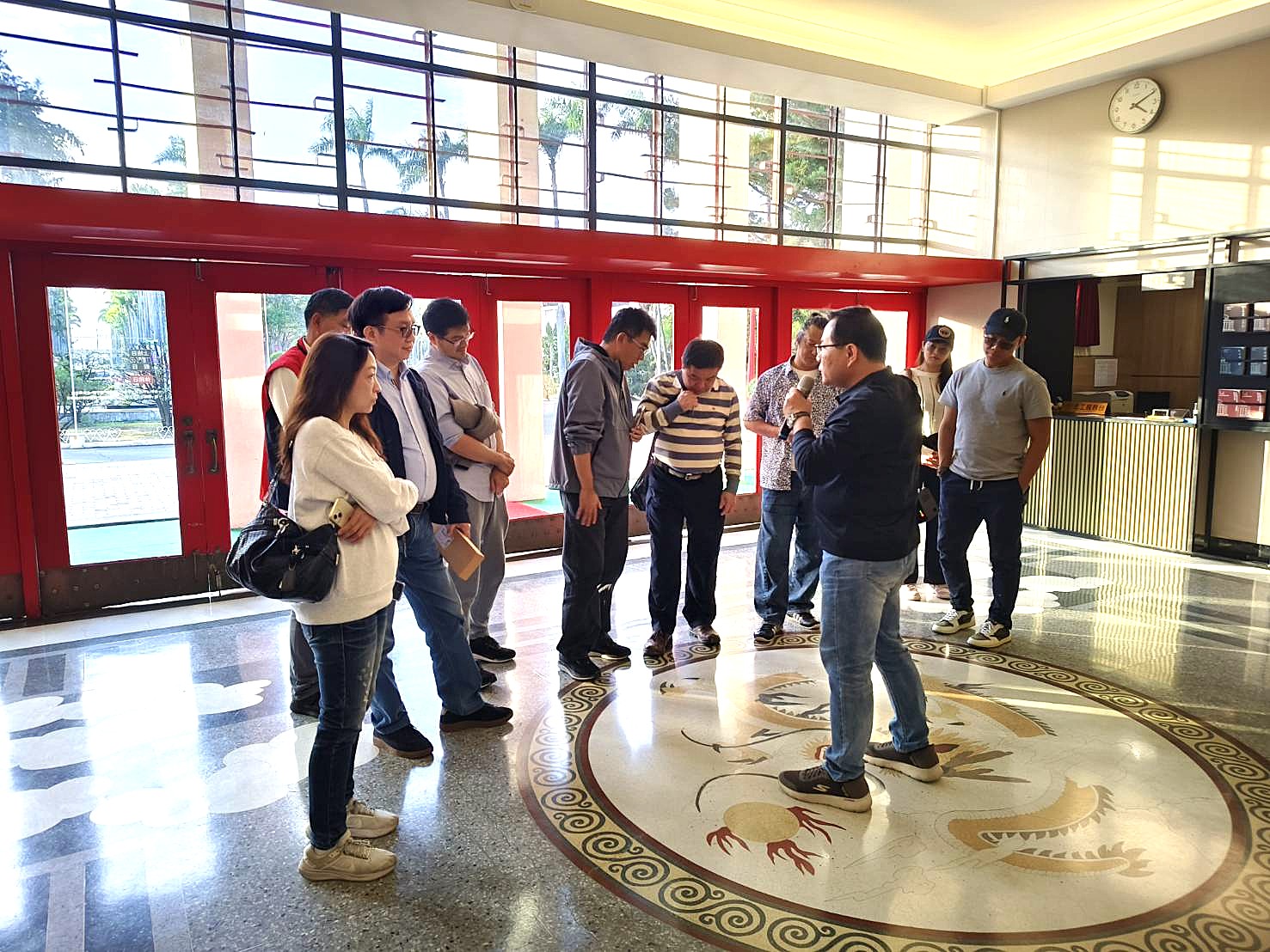 介紹大廳地板龍紋圖飾之設計