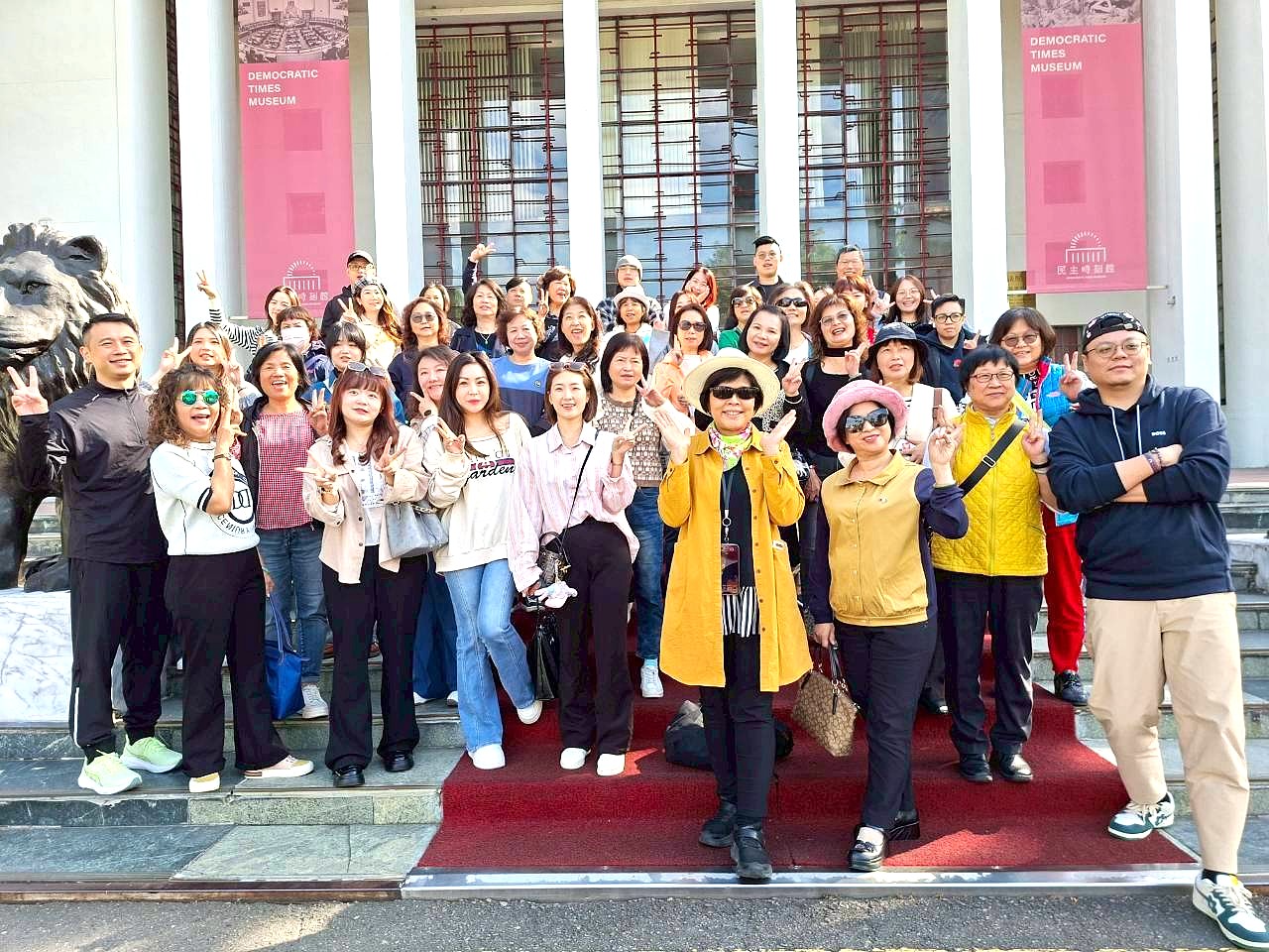 民主時刻館前合照
