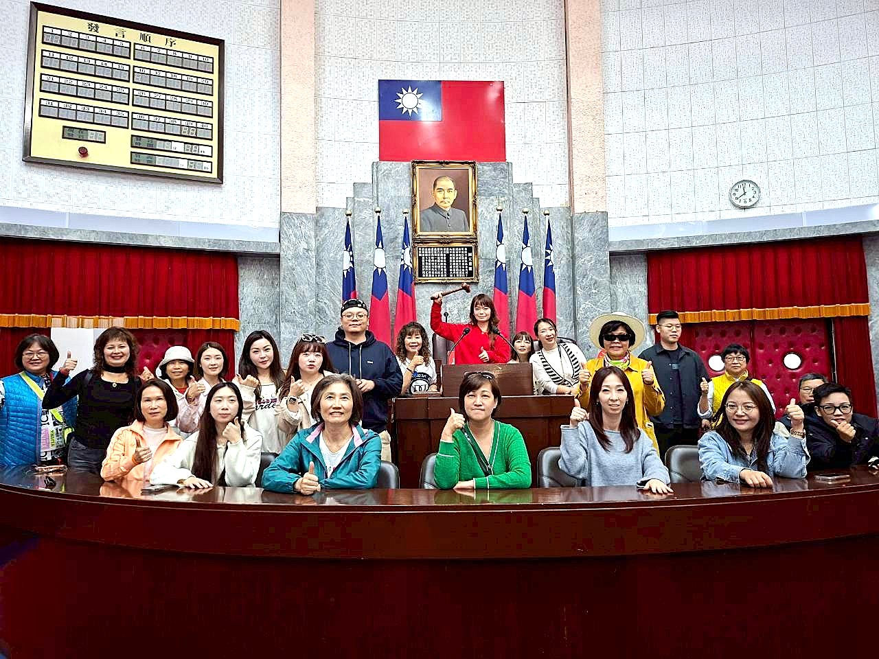 議事堂主席台前留影