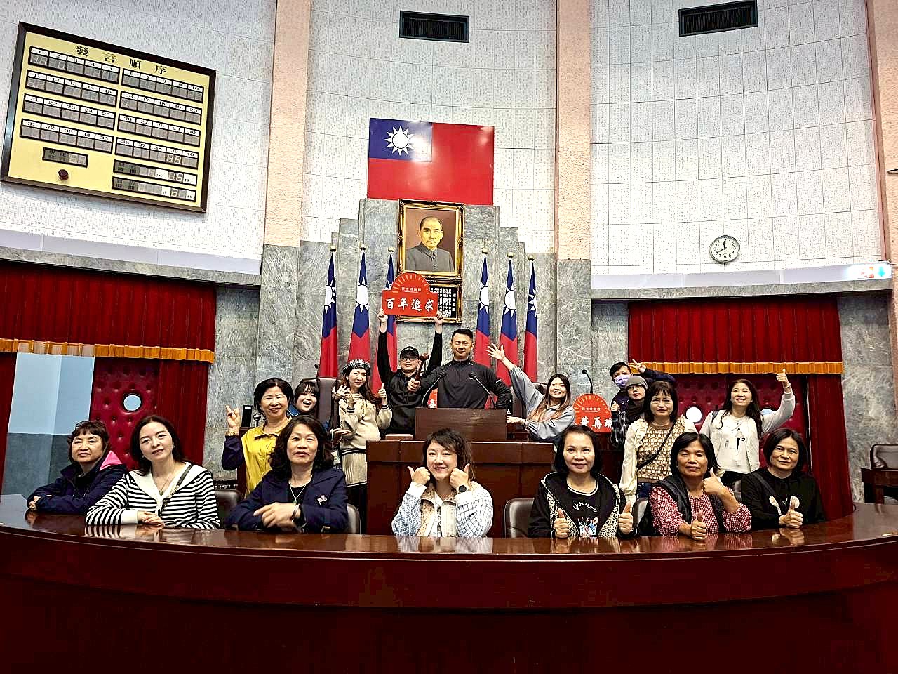 體驗主席台並留影